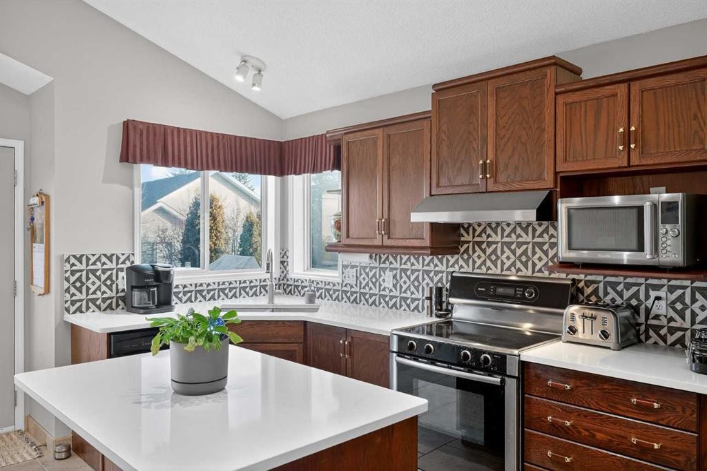 150 Somerset Close Sw, Calgary, AB - Indoor Photo Showing Kitchen