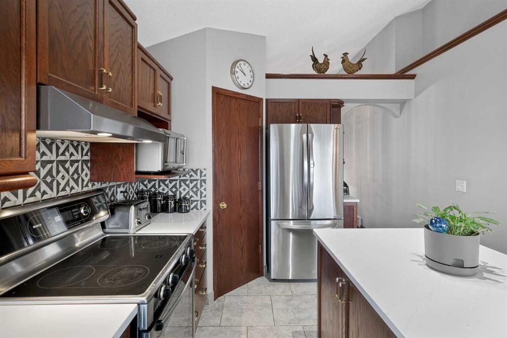 150 Somerset Close Sw, Calgary, AB - Indoor Photo Showing Kitchen