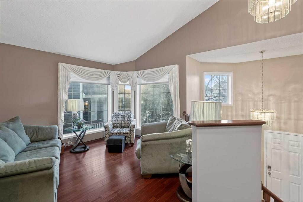150 Somerset Close Sw, Calgary, AB - Indoor Photo Showing Living Room