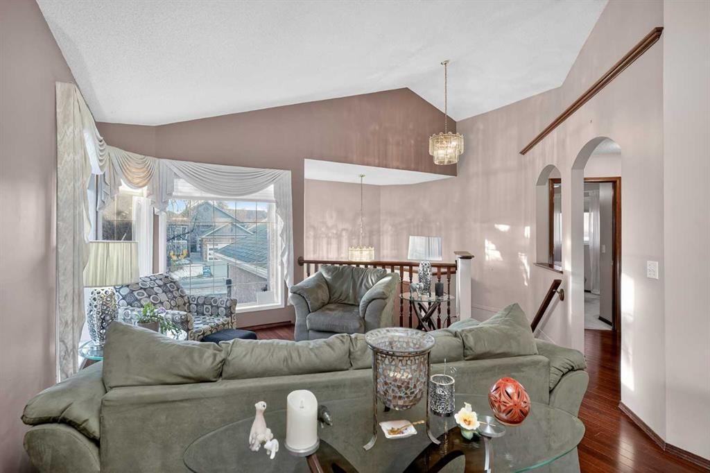 150 Somerset Close Sw, Calgary, AB - Indoor Photo Showing Living Room