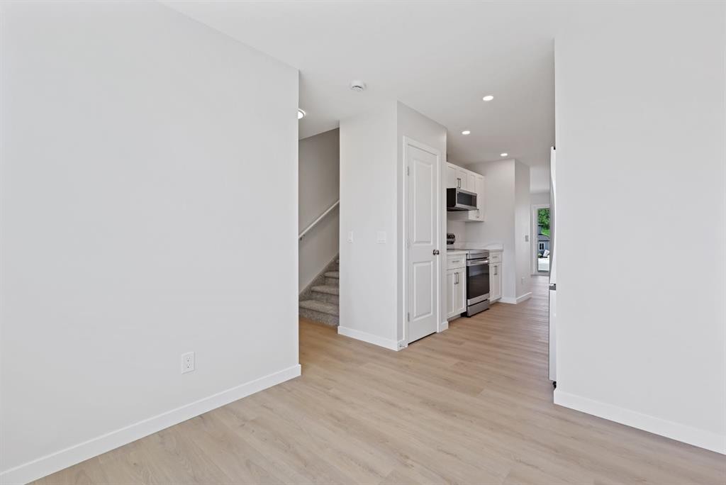 5 Valarosa Park, Didsbury, AB - Indoor