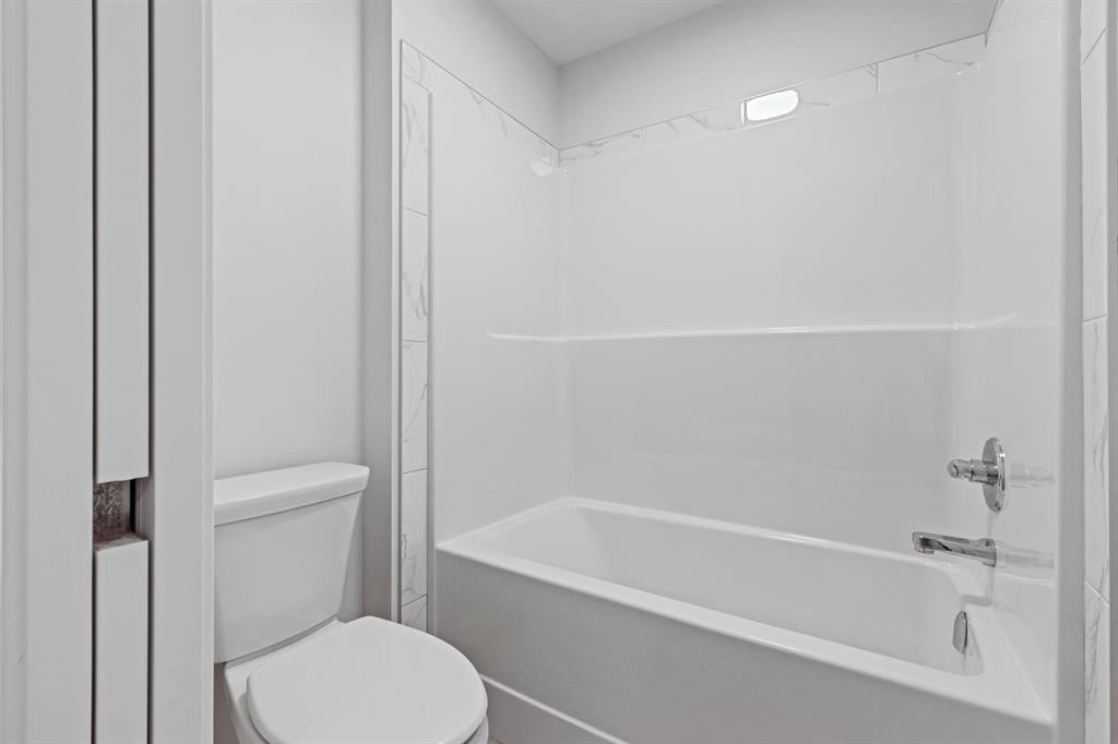 5 Valarosa Park, Didsbury, AB - Indoor Photo Showing Bathroom