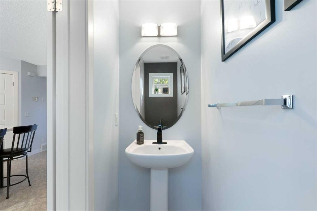 90 Pantego Lane Nw, Calgary, AB - Indoor Photo Showing Bathroom