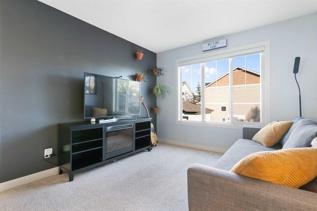 90 Pantego Lane Nw, Calgary, AB - Indoor Photo Showing Bedroom