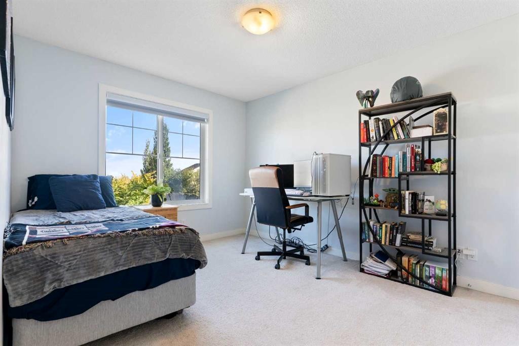 90 Pantego Lane Nw, Calgary, AB - Indoor Photo Showing Bedroom