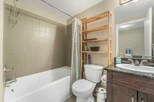 215-355 Taralake Way Ne, Calgary, AB - Indoor Photo Showing Bathroom