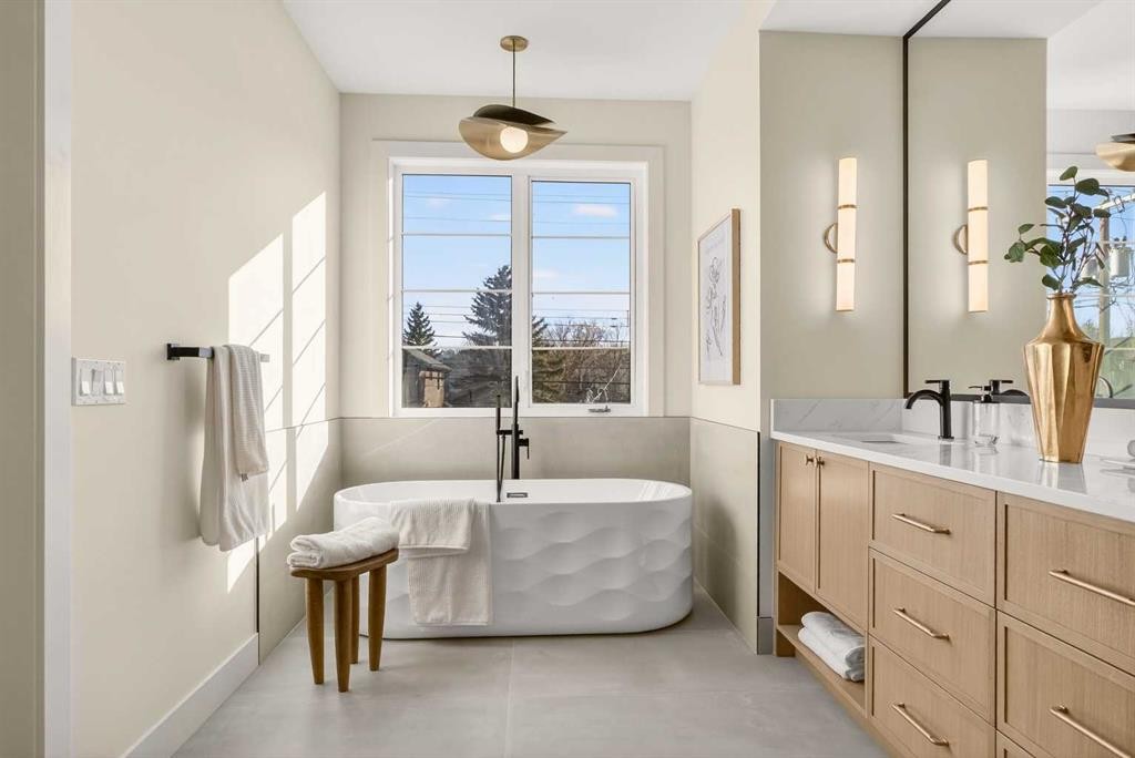 2535 2 Avenue Nw, Calgary, AB - Indoor Photo Showing Bathroom