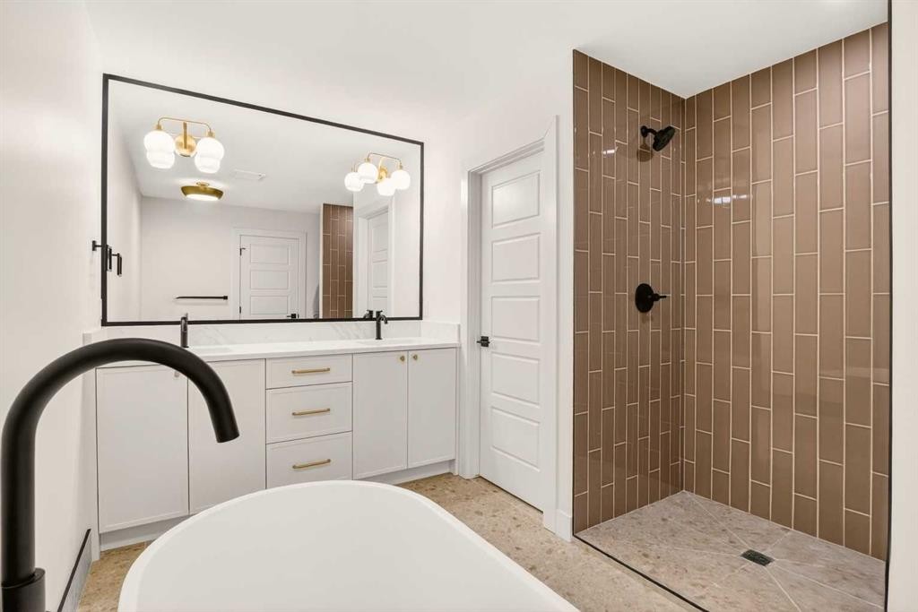 2535 2 Avenue Nw, Calgary, AB - Indoor Photo Showing Bathroom