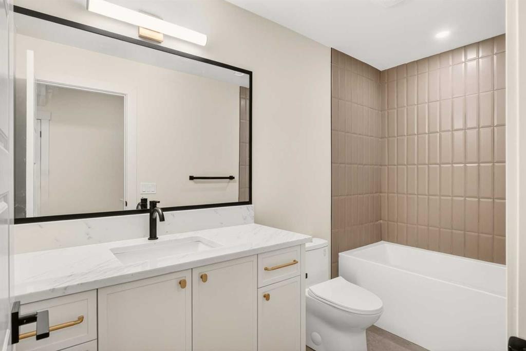 2535 2 Avenue Nw, Calgary, AB - Indoor Photo Showing Bathroom