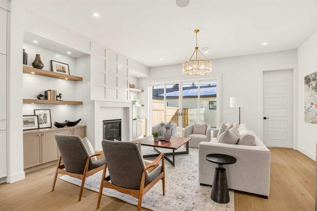 2535 2 Avenue Nw, Calgary, AB - Indoor Photo Showing Living Room With Fireplace