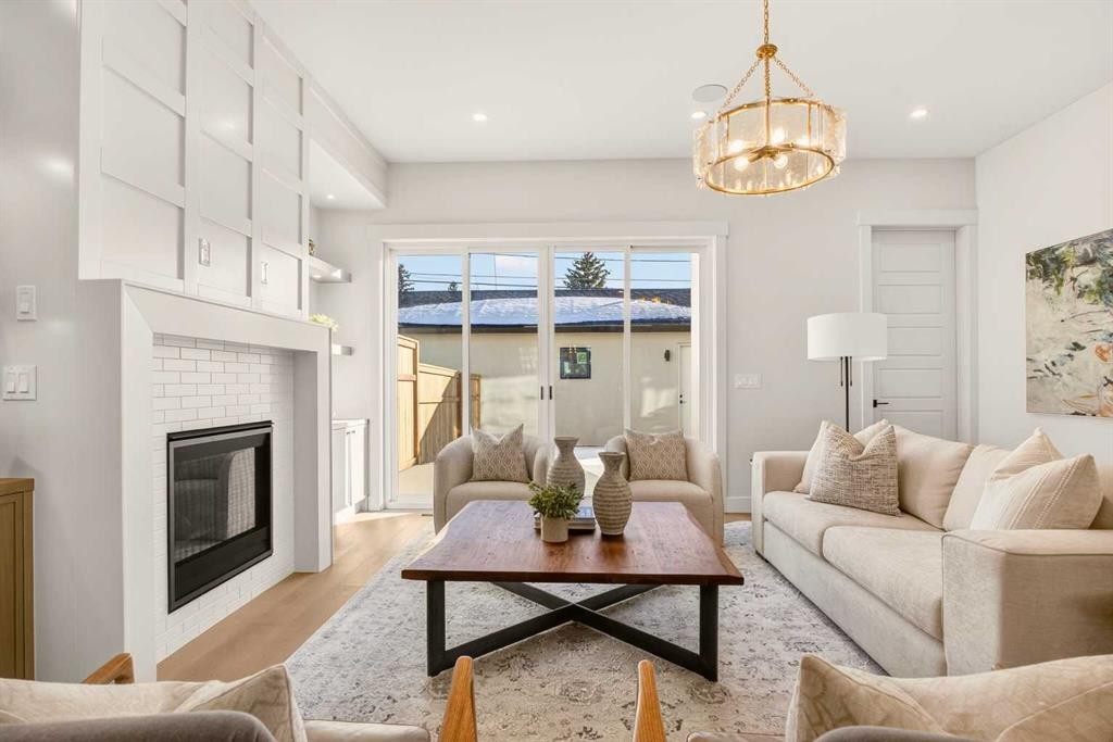 2535 2 Avenue Nw, Calgary, AB - Indoor Photo Showing Living Room With Fireplace
