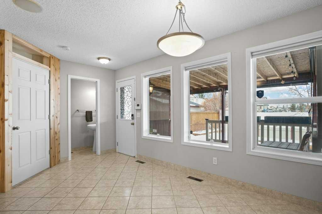 163 Eversyde Circle Sw, Calgary, AB - Indoor Photo Showing Other Room
