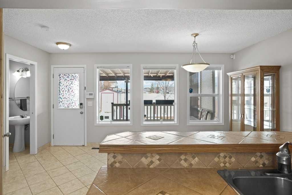 163 Eversyde Circle Sw, Calgary, AB - Indoor