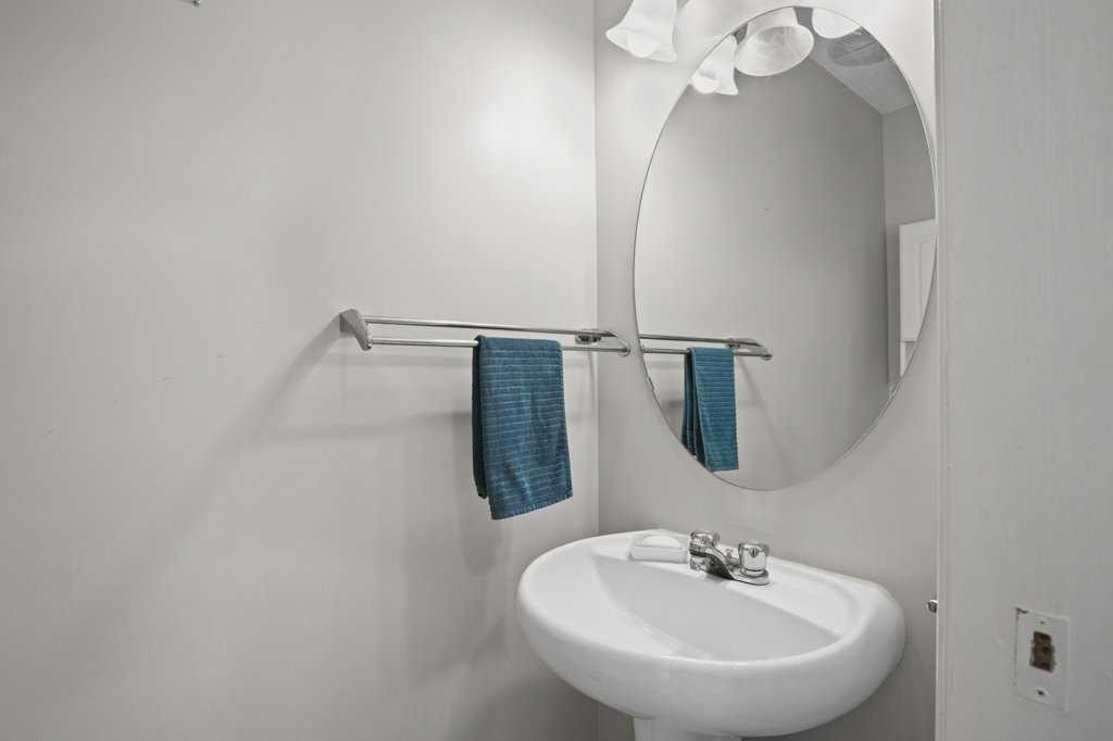 163 Eversyde Circle Sw, Calgary, AB - Indoor Photo Showing Bathroom