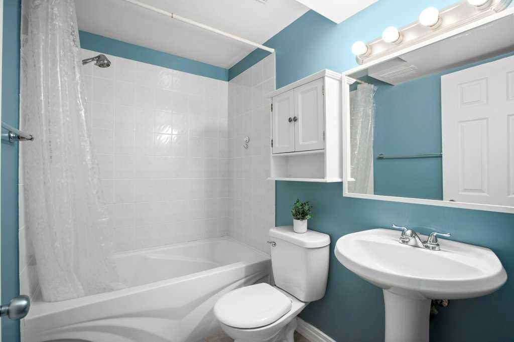 163 Eversyde Circle Sw, Calgary, AB - Indoor Photo Showing Bathroom