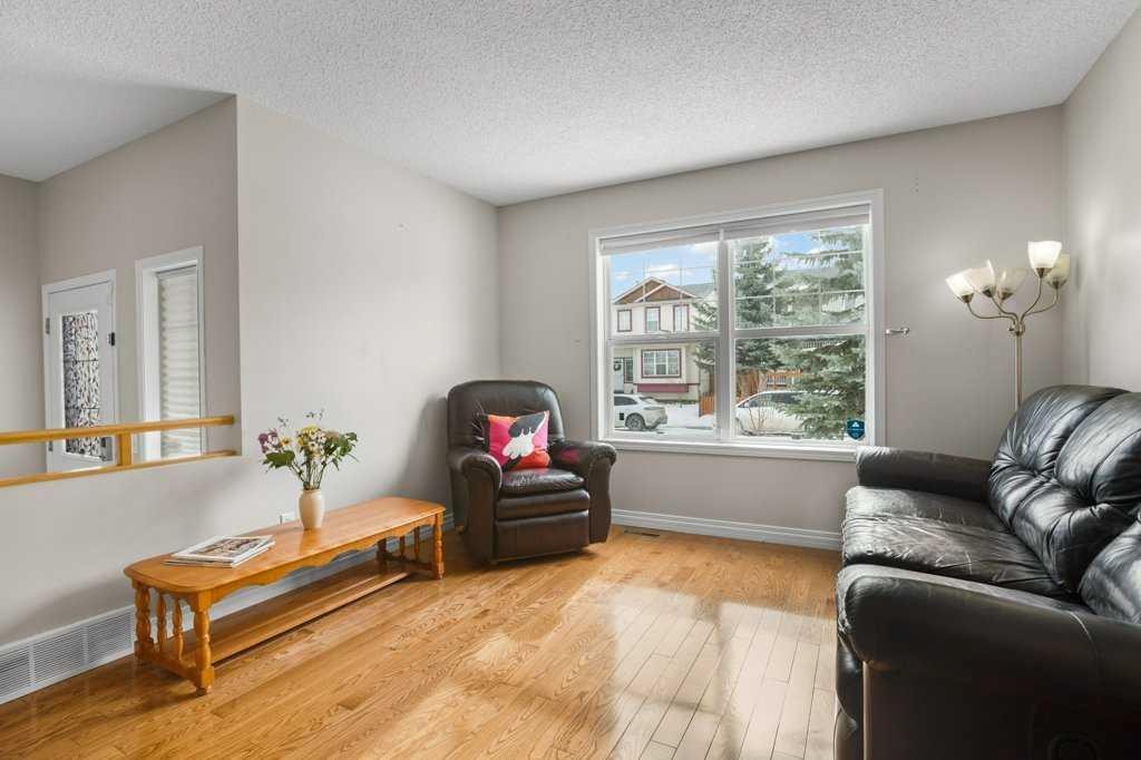 163 Eversyde Circle Sw, Calgary, AB - Indoor Photo Showing Living Room