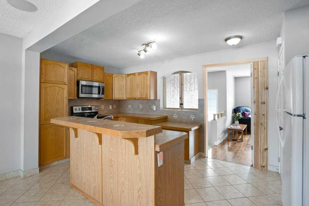 163 Eversyde Circle Sw, Calgary, AB - Indoor Photo Showing Kitchen