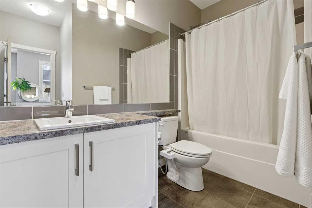 645 Evanston Manor Nw, Calgary, AB - Indoor Photo Showing Bathroom