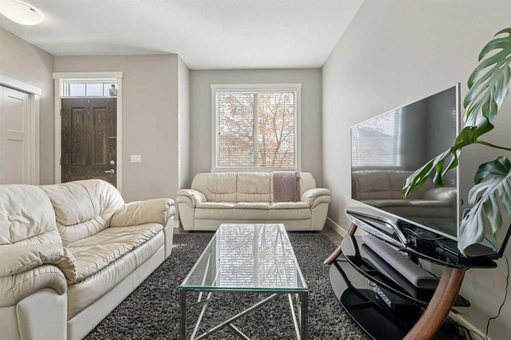 645 Evanston Manor Nw, Calgary, AB - Indoor Photo Showing Living Room