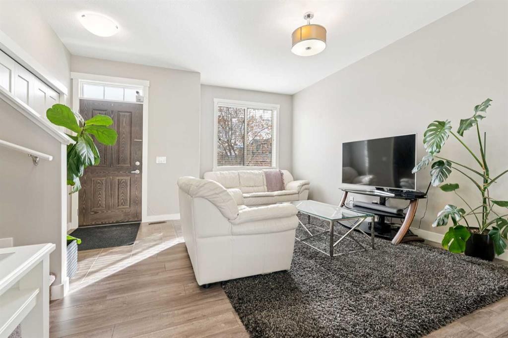 645 Evanston Manor Nw, Calgary, AB - Indoor Photo Showing Living Room