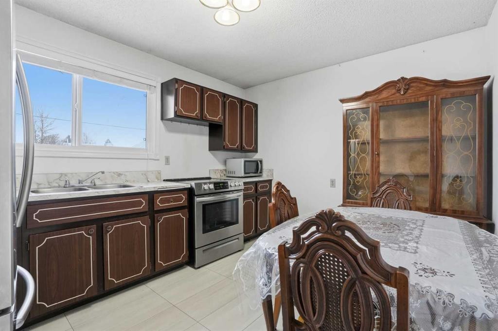 5224 5 Avenue Se, Calgary, AB - Indoor Photo Showing Other Room