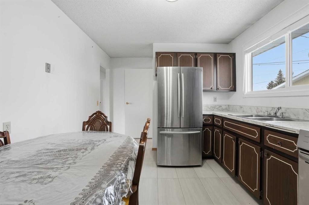 5224 5 Avenue Se, Calgary, AB - Indoor Photo Showing Kitchen With Double Sink