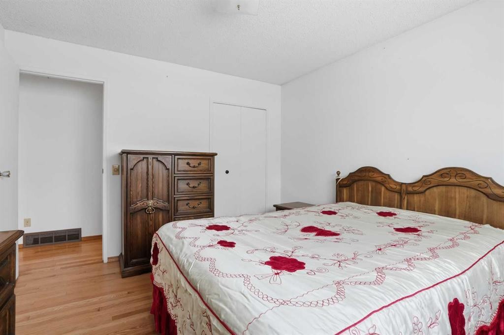 5224 5 Avenue Se, Calgary, AB - Indoor Photo Showing Bedroom