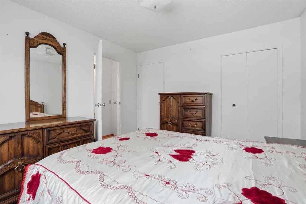 5224 5 Avenue Se, Calgary, AB - Indoor Photo Showing Bedroom