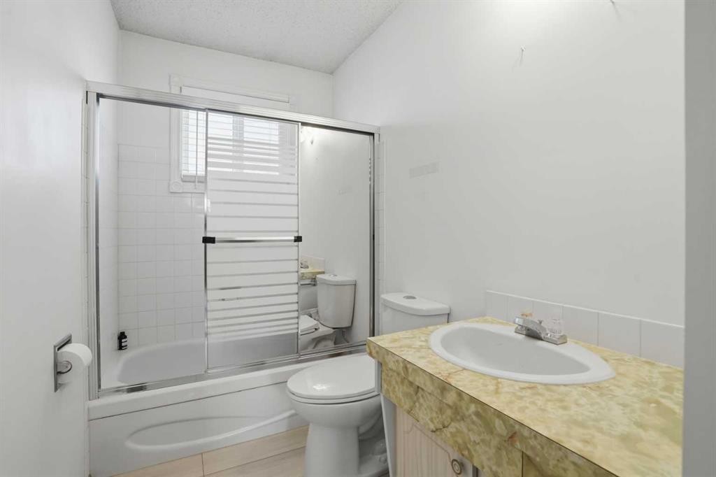 5224 5 Avenue Se, Calgary, AB - Indoor Photo Showing Bathroom