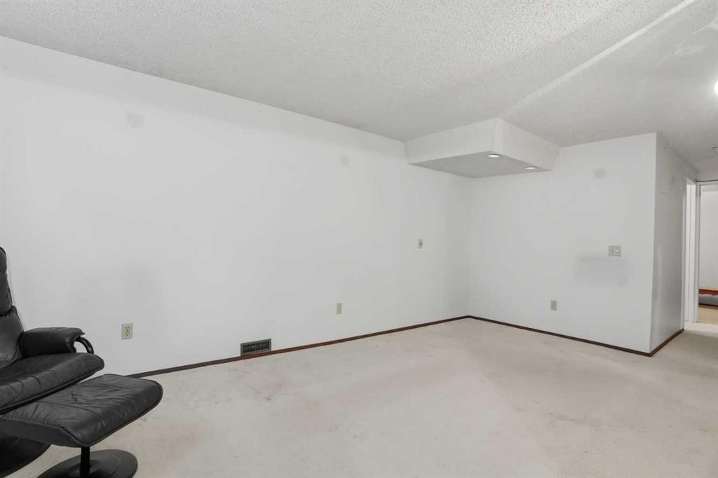 5224 5 Avenue Se, Calgary, AB - Indoor Photo Showing Other Room