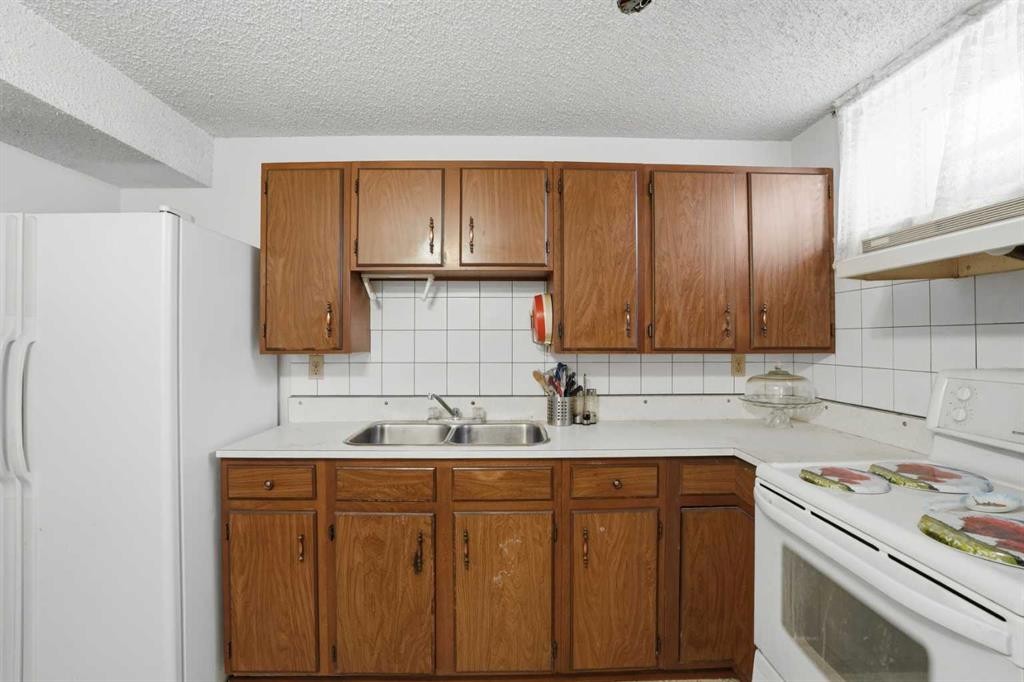 5224 5 Avenue Se, Calgary, AB - Indoor Photo Showing Kitchen With Double Sink
