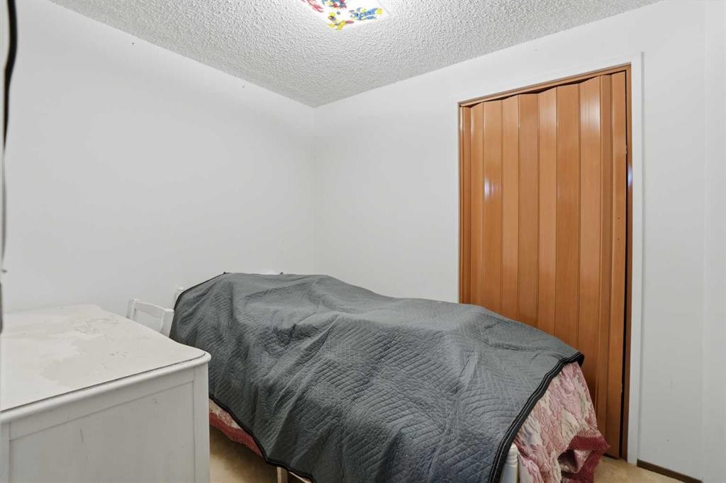 5224 5 Avenue Se, Calgary, AB - Indoor Photo Showing Bedroom