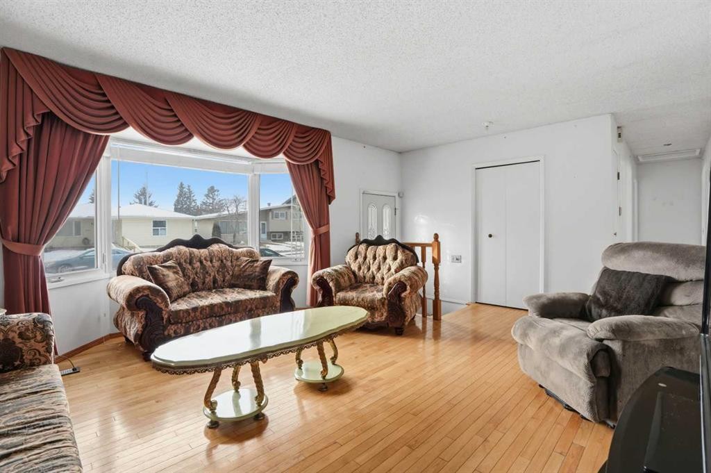 5224 5 Avenue Se, Calgary, AB - Indoor Photo Showing Living Room
