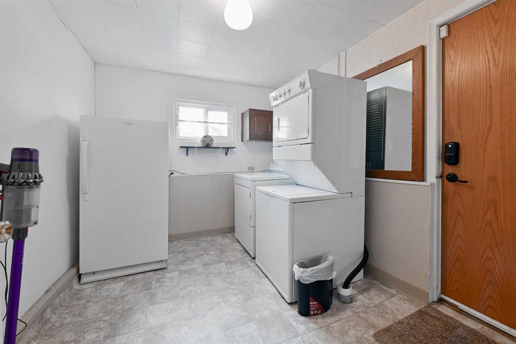 7703 5 Street Sw, Calgary, AB - Indoor Photo Showing Laundry Room