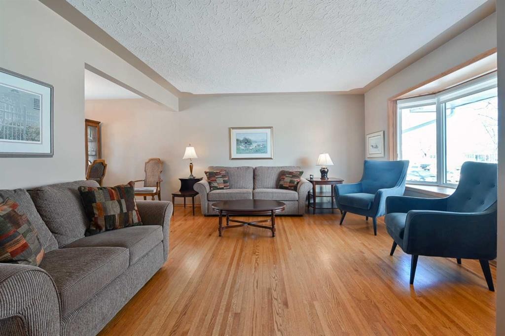 7703 5 Street Sw, Calgary, AB - Indoor Photo Showing Living Room