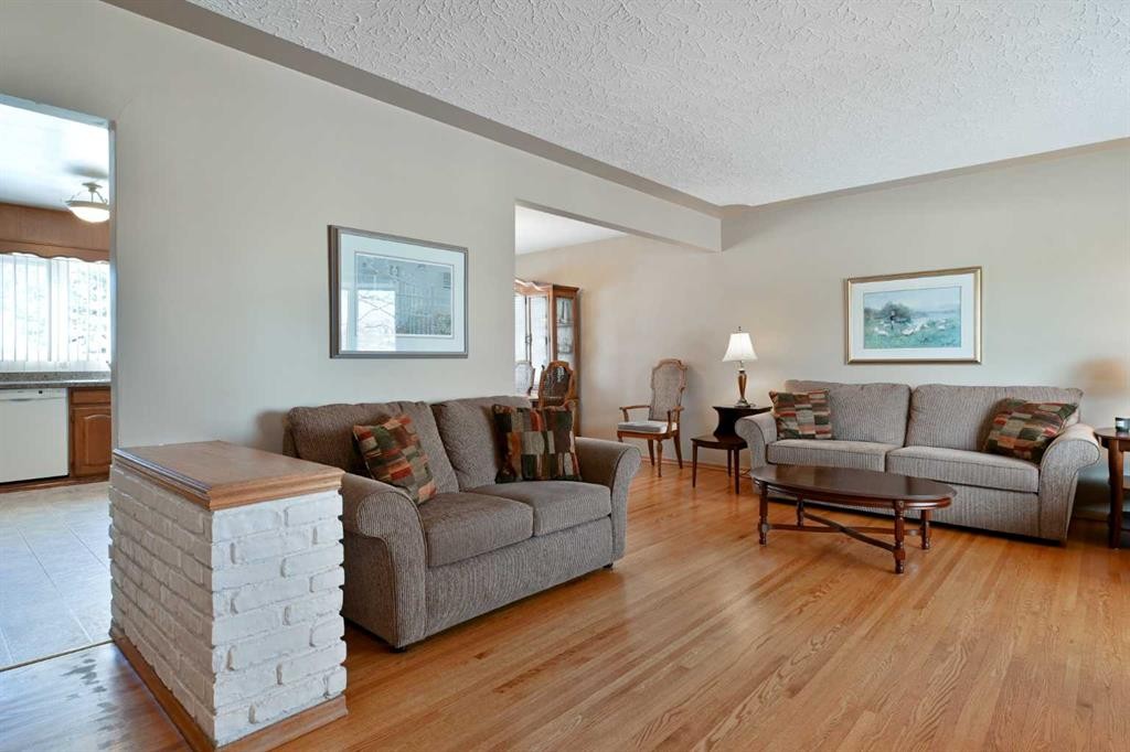 7703 5 Street Sw, Calgary, AB - Indoor Photo Showing Living Room
