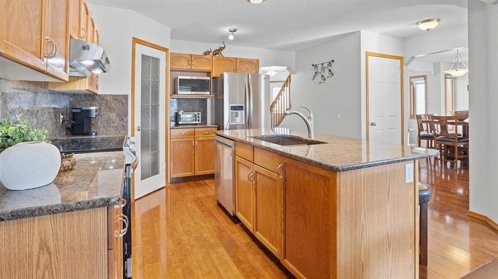 323 Mt Cornwall Circle Se, Calgary, AB - Indoor Photo Showing Kitchen With Upgraded Kitchen