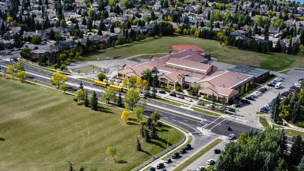 323 Mt Cornwall Circle Se, Calgary, AB - Outdoor