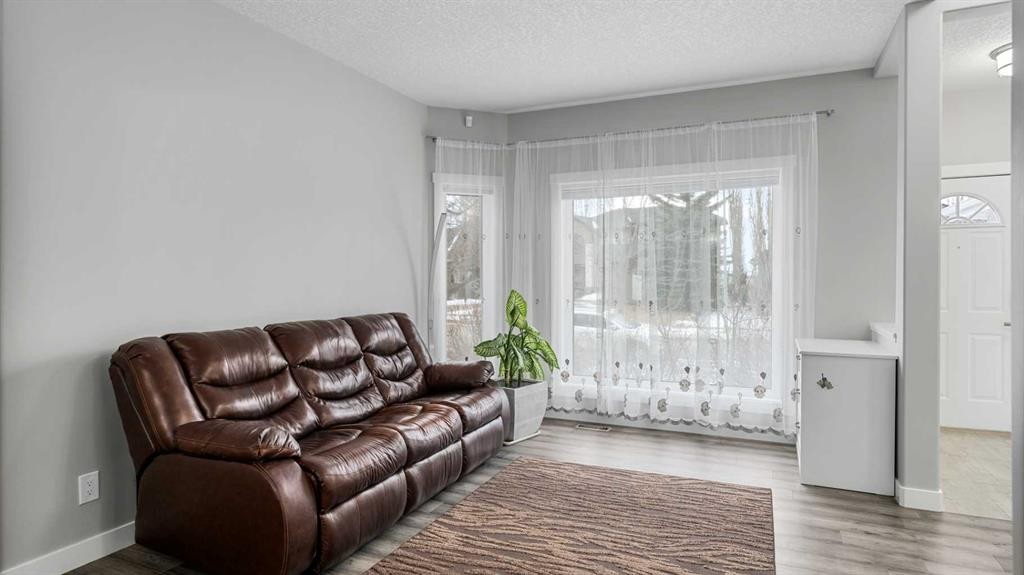 39 Mt Douglas Point Se, Calgary, AB - Indoor Photo Showing Living Room