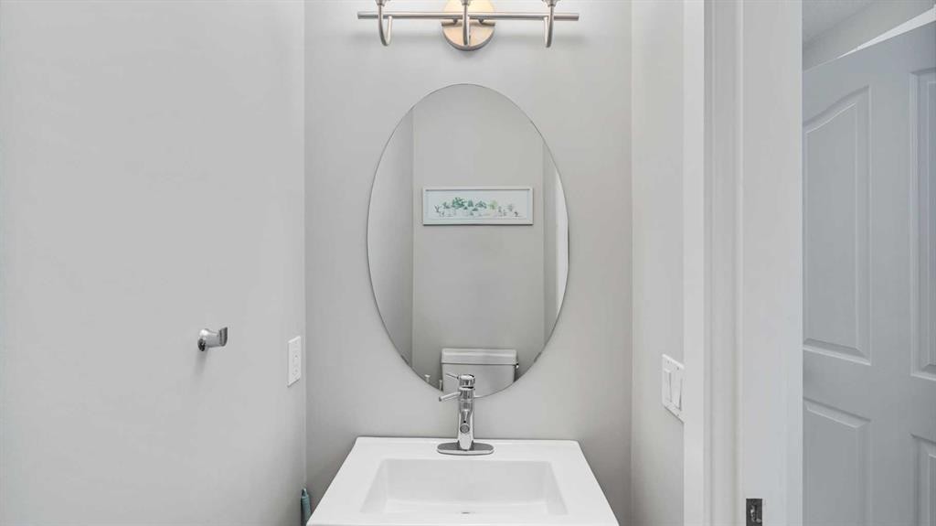 39 Mt Douglas Point Se, Calgary, AB - Indoor Photo Showing Bathroom