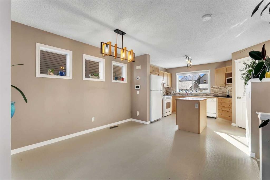 440 Prestwick Circle Se, Calgary, AB - Indoor Photo Showing Kitchen