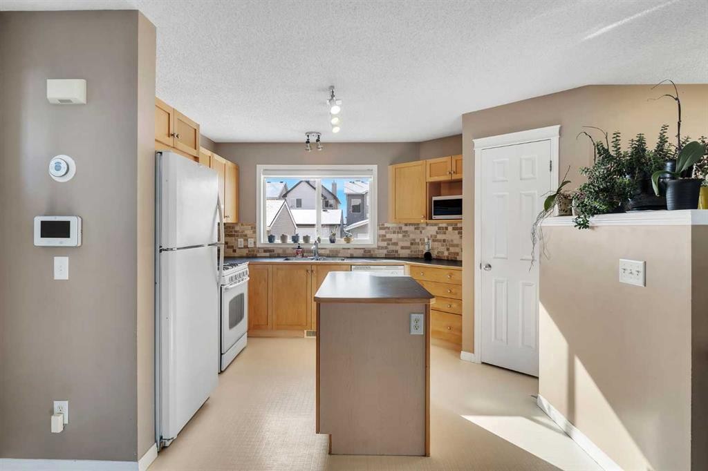 440 Prestwick Circle Se, Calgary, AB - Indoor Photo Showing Kitchen