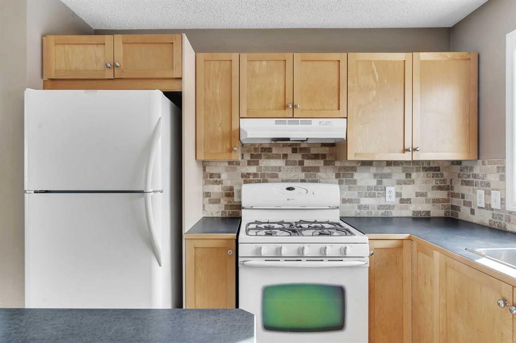 440 Prestwick Circle Se, Calgary, AB - Indoor Photo Showing Kitchen