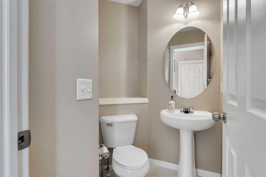 440 Prestwick Circle Se, Calgary, AB - Indoor Photo Showing Bathroom