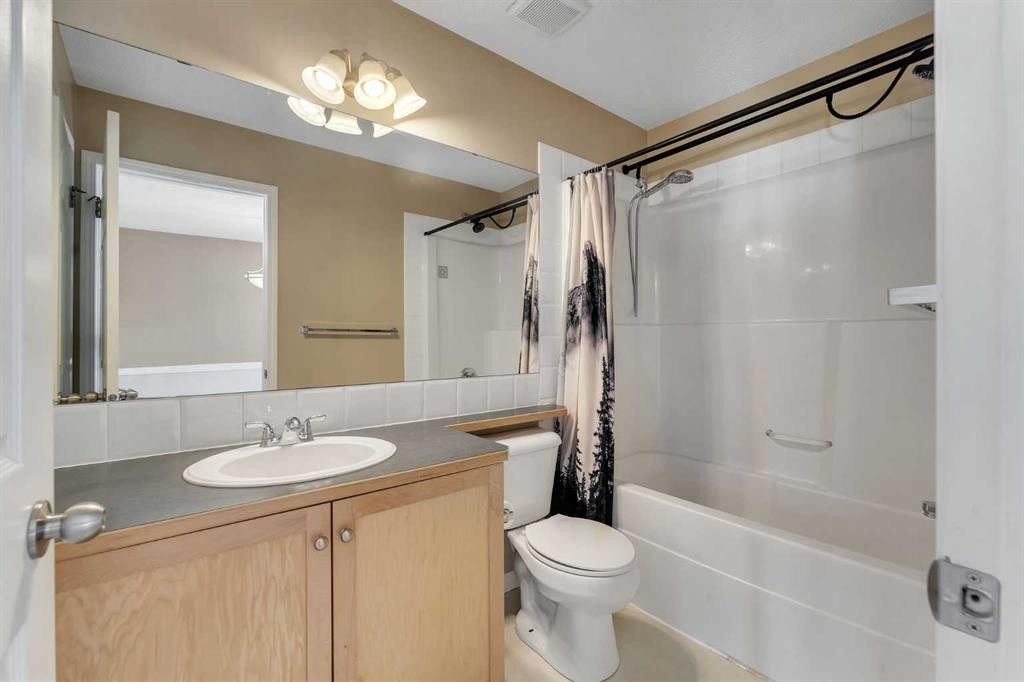 440 Prestwick Circle Se, Calgary, AB - Indoor Photo Showing Bathroom