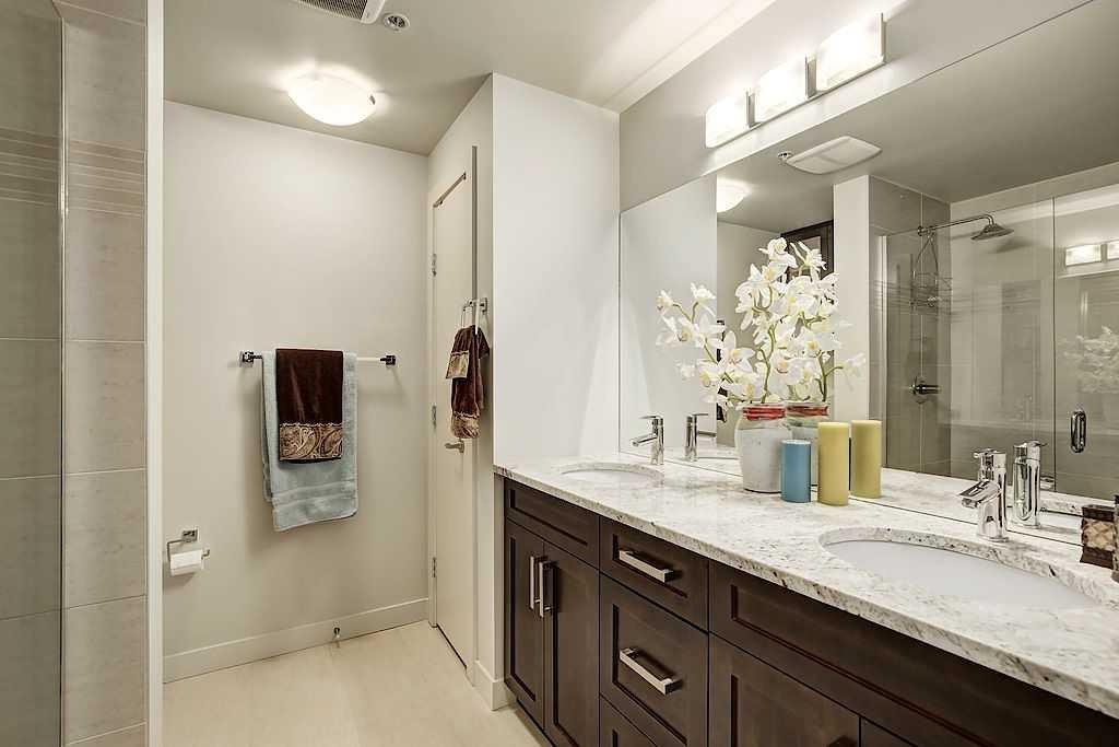 402-1730 5A Street Sw, Calgary, AB - Indoor Photo Showing Bathroom