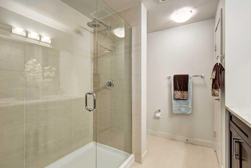 402-1730 5A Street Sw, Calgary, AB - Indoor Photo Showing Bathroom