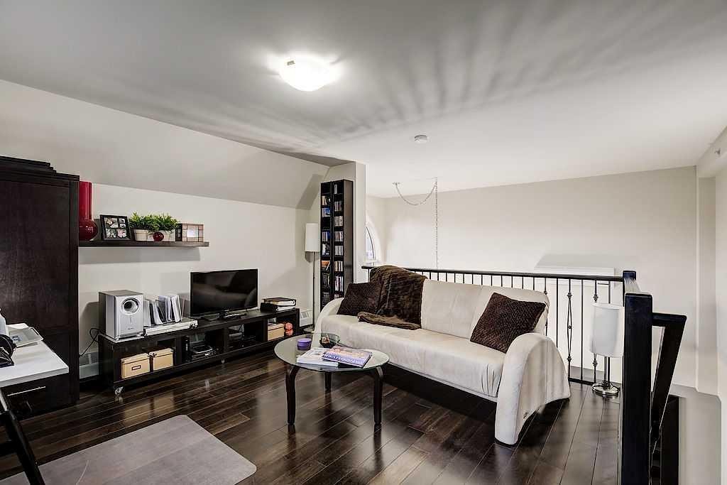 402-1730 5A Street Sw, Calgary, AB - Indoor Photo Showing Living Room