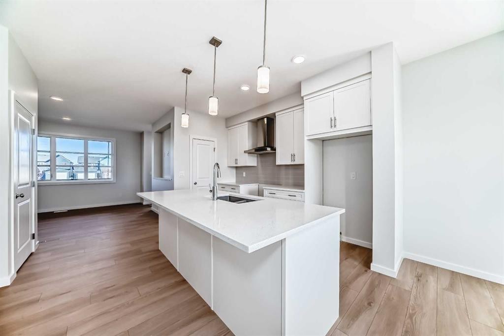138 Lanark Gate Se, Airdrie, AB - Indoor Photo Showing Kitchen With Upgraded Kitchen