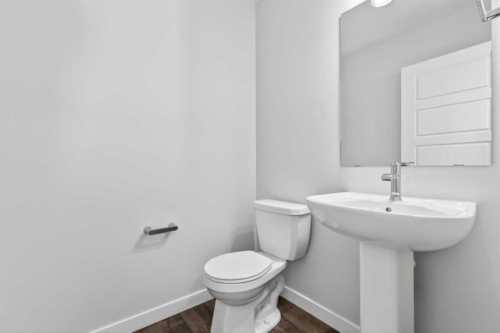 120-1750 Rangeview Drive Se, Calgary, AB - Indoor Photo Showing Bathroom
